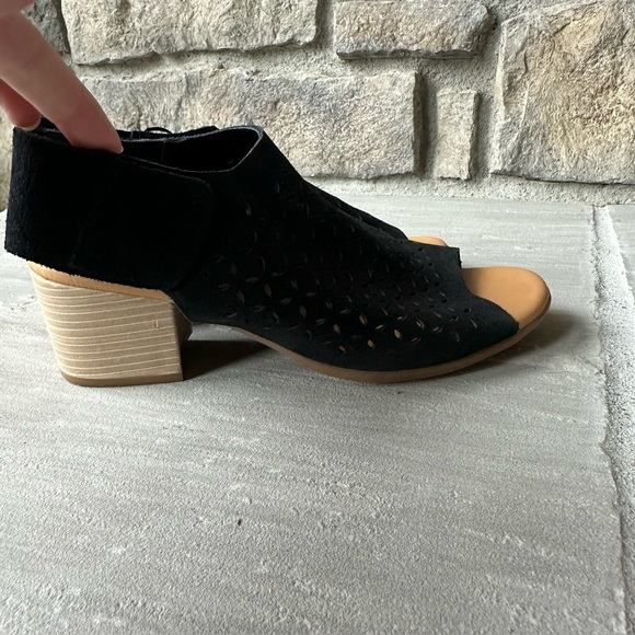 Korks size‎ 8 black sandals leather cut outs hook & loop closure 2 1/2"
heel - Picture 5 of 8